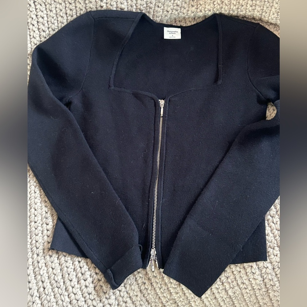 Abercrombie & Fitch black long sleeve sweater with front silver zipper, size S.